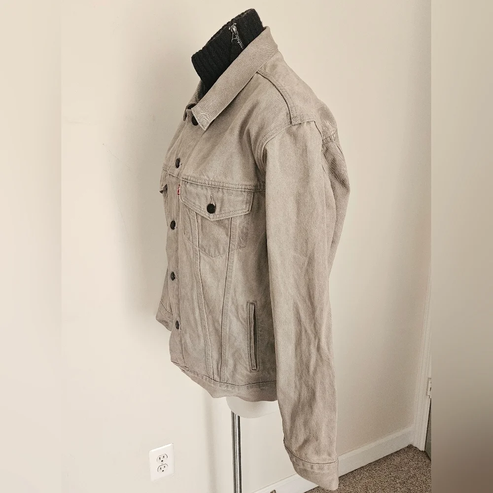 Levi's Relaxed Fit Trucker Jacket Size Medium EUC Unisex